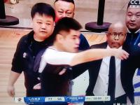 爱游戏体育官方入口-比赛暴发冲突，裁判临场执法难以控制
