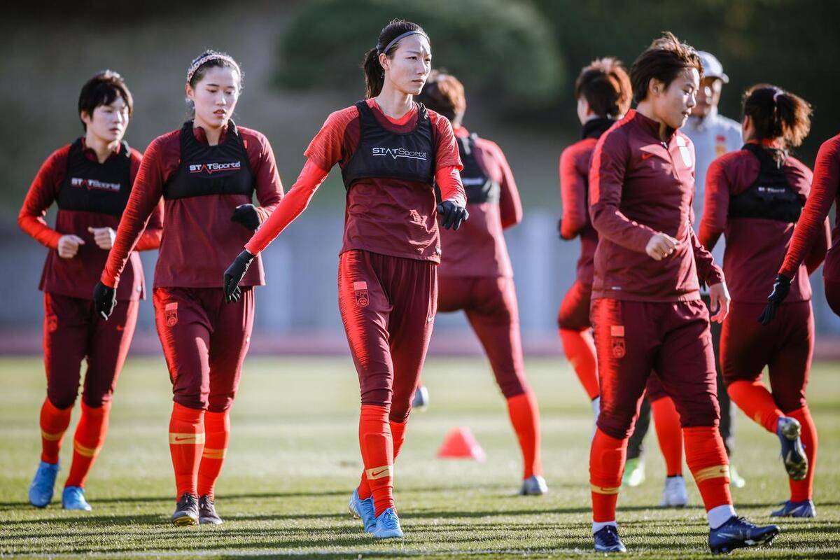 女足比赛中，中国队球员黄某奉献精彩传球