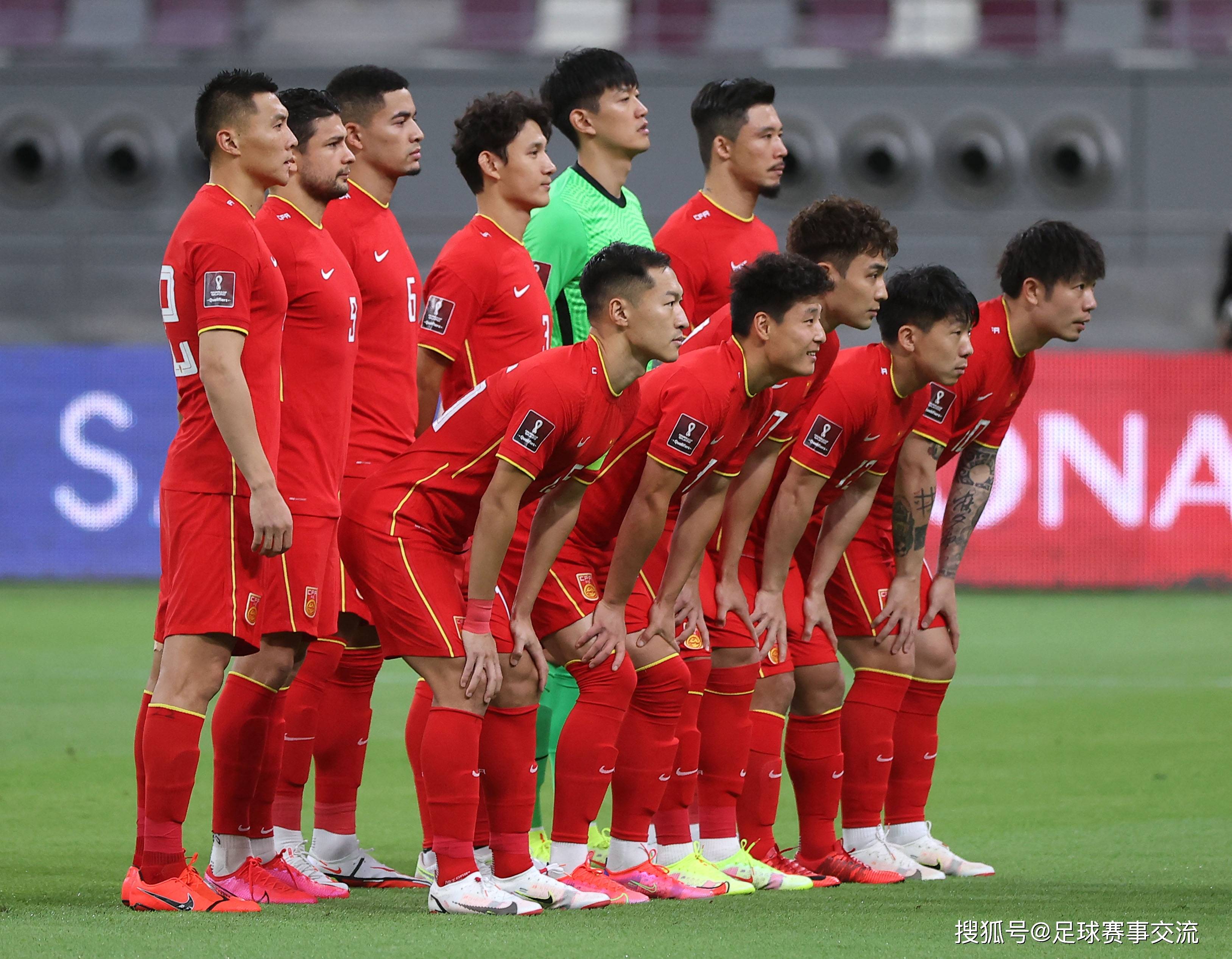 包含国内足球赛事火爆进行，球队实力逐步凸显的词条