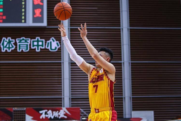 包含湖北男篮主教练战术精准，带领全队获胜的词条