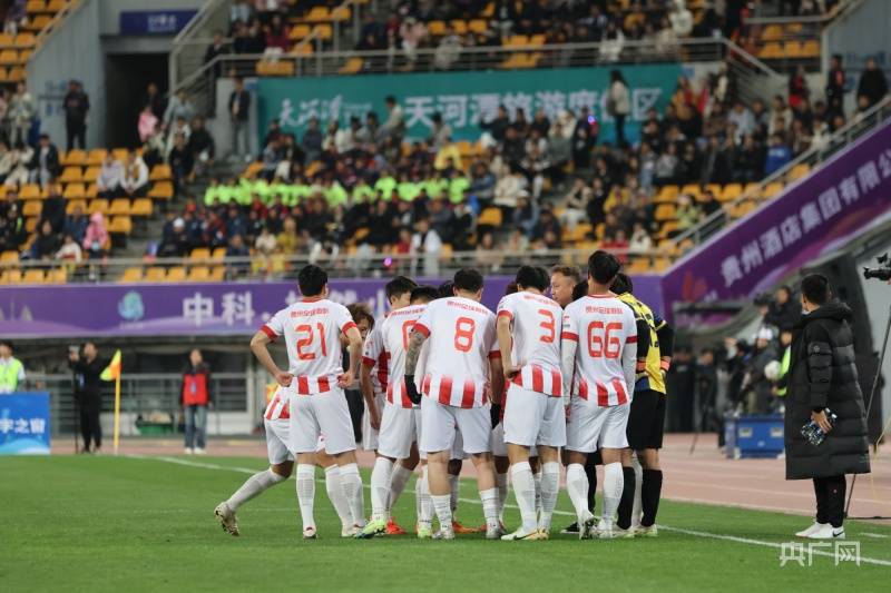 国内足球联赛热情高涨，球队比赛精彩纷呈的简单介绍