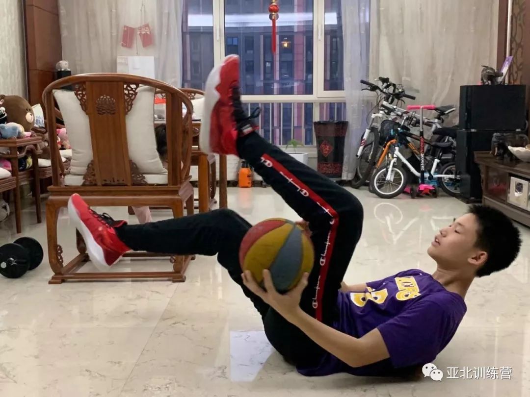 包含球队训练营开启，教练员各显神通指点球员的词条