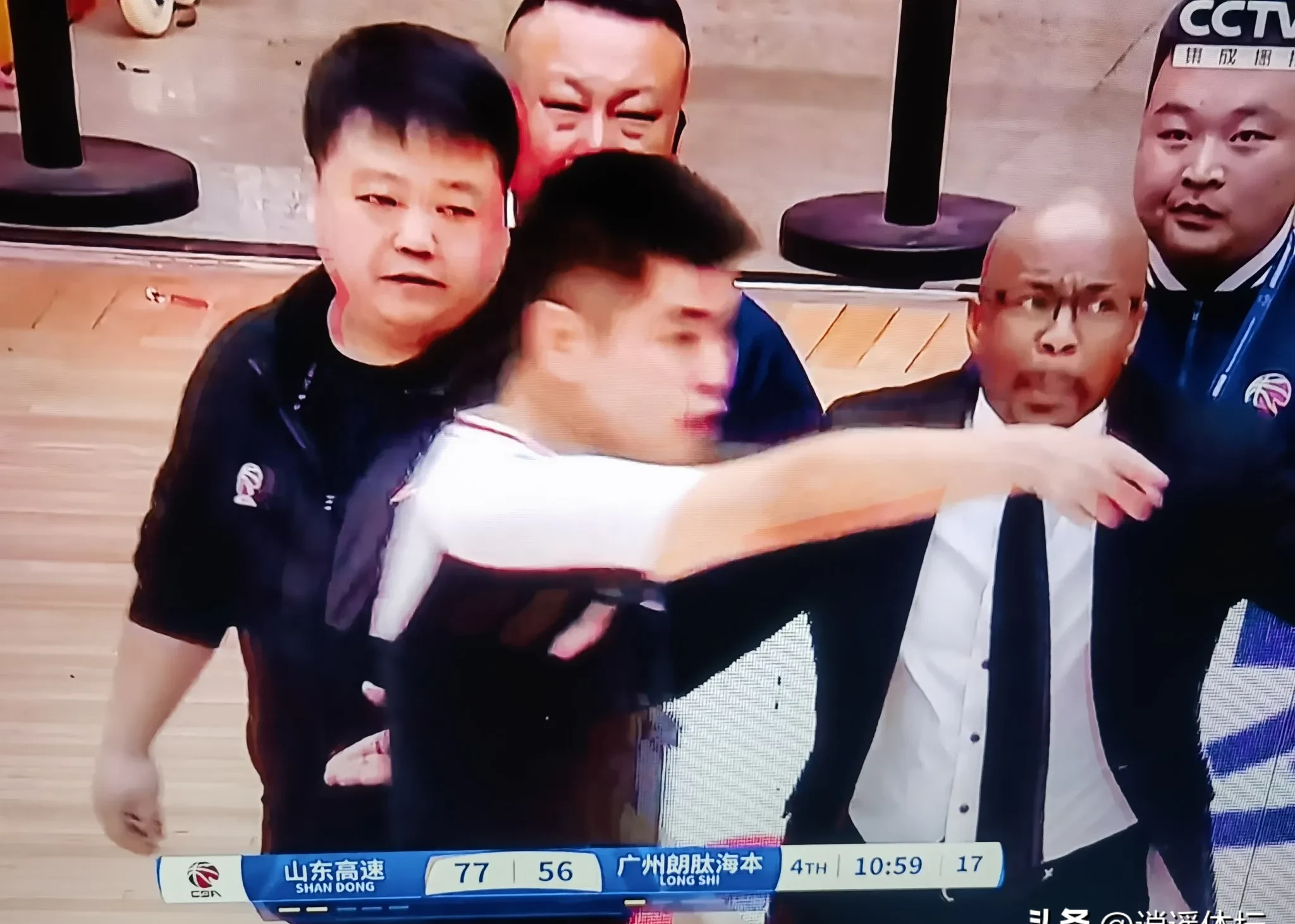 比赛暴发冲突，裁判临场执法难以控制
