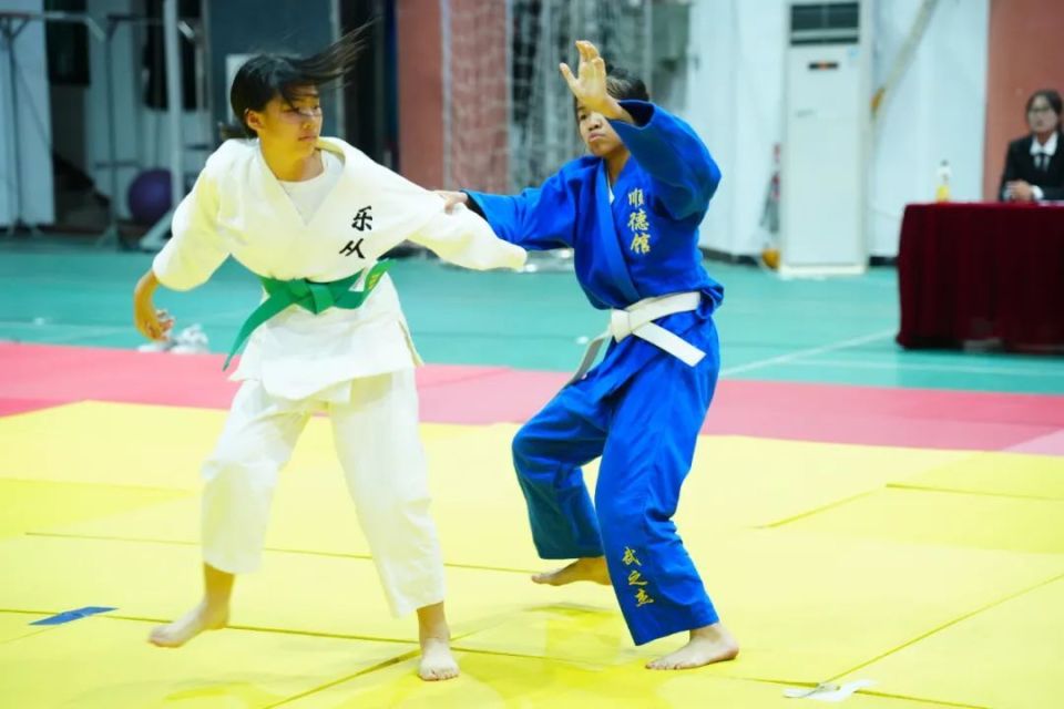 秘鲁柔道选手搏击赢得胜利掌声响起
