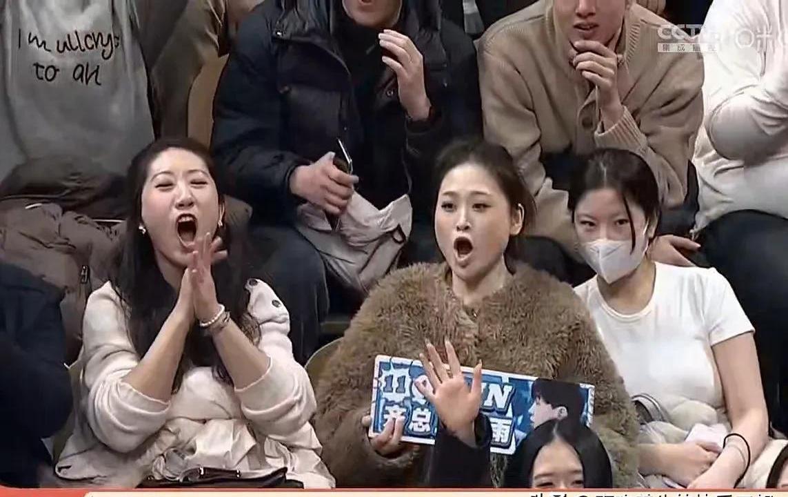 摩洛哥瓦赫达主场氛围火爆，球迷热情助阵