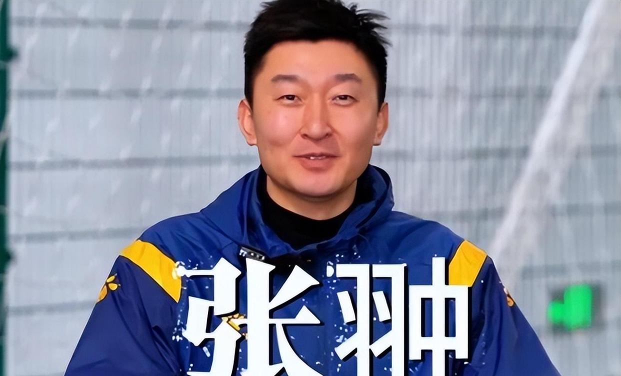 他曾是大连队主力门将，如今当打之年却只能踢中甲，让