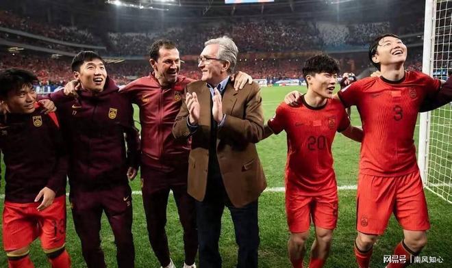 爱游戏足球体育-关于新国足雏形显现：11员虎将就位，张玉宁成为核心，归化球员逐渐让位的信息