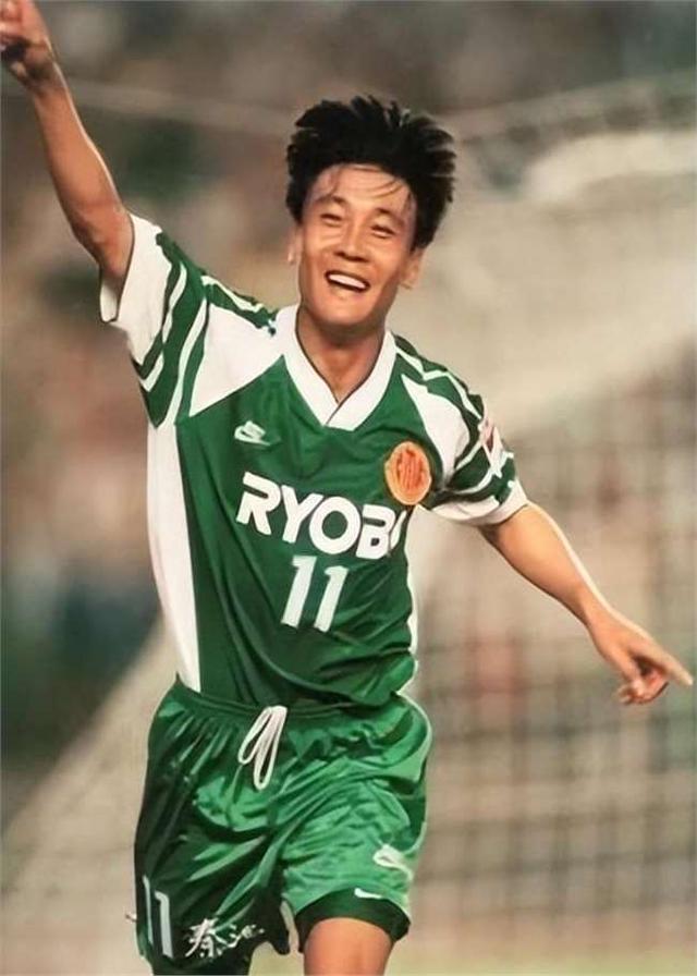 国脚高峰：抛弃那英、放弃刚出生儿子，19年后现状如何？(高峰前国脚)