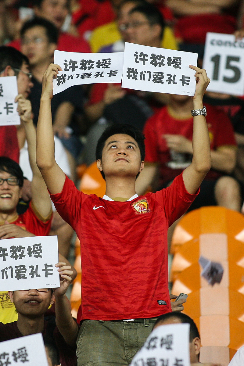国足1：0小胜中国香港，谢文能表现疲软或遭抛弃(国足战胜了香港队)